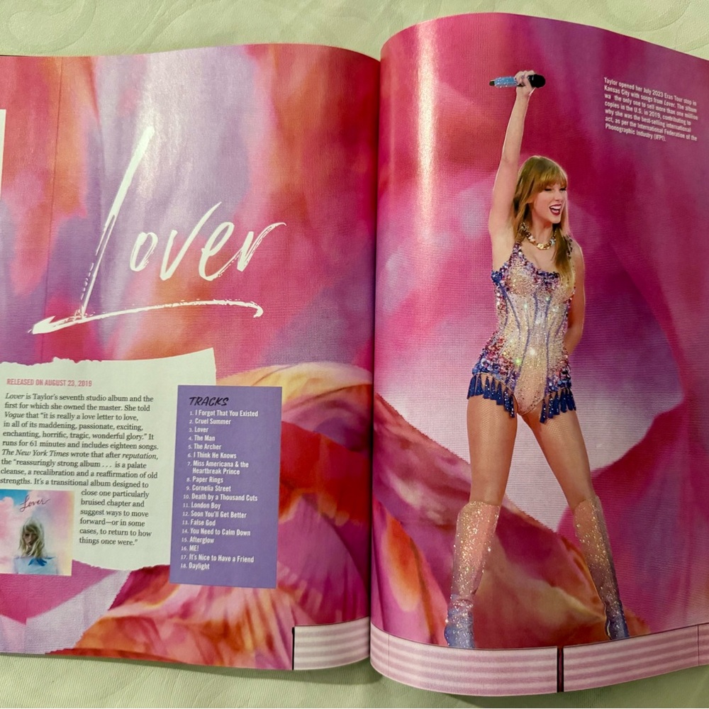 Taylor Swift Magazine Bundle - Picture 5 of 8